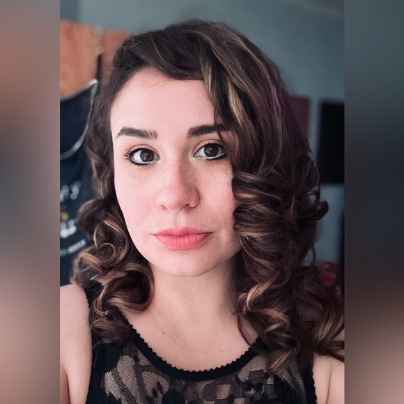 Meet your Posher, Tia - Picture 1 of 1